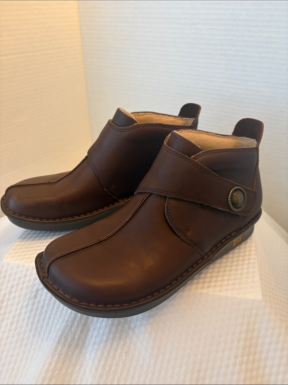 NEW Alegria Caiti Leather Boots – Brown Wrap Ankle Booties Size 38 (8-8.5)